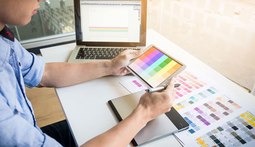 graphic-designer-choosing-colours
